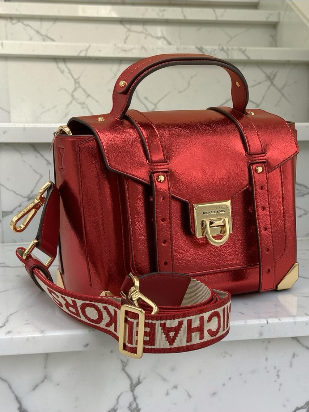 MICHAEL KORS
Manhattan Medium Top
Hand School Patent Satchel Crimson color